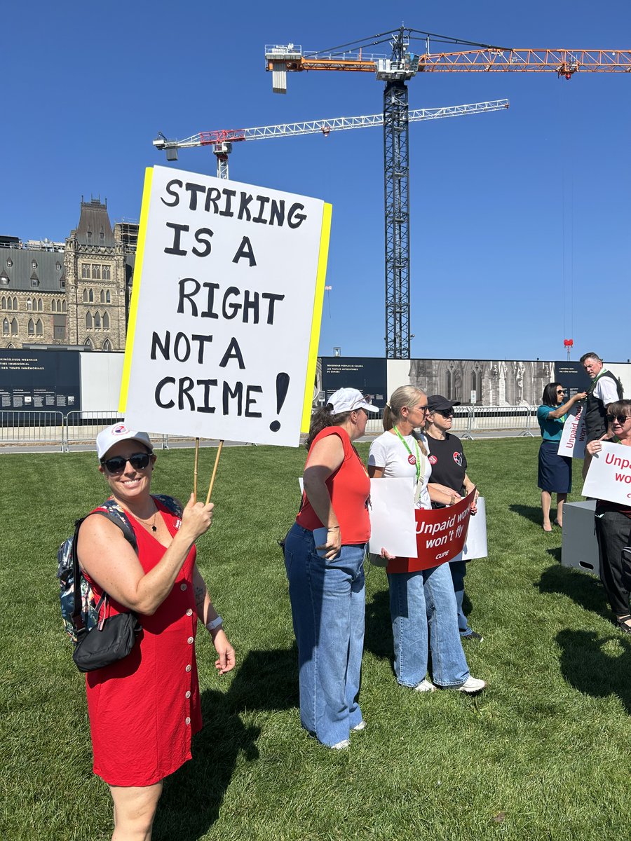 CanadianLabour's tweet image. Unpaid work won’t fly. 
CLC officers stood with @cupenat  flight attendants, calling on the gov’t to close the airline loophole that forces unpaid work and to end Section 107 abuse of workers’ rights. #canlab #unpaidworkwontfly