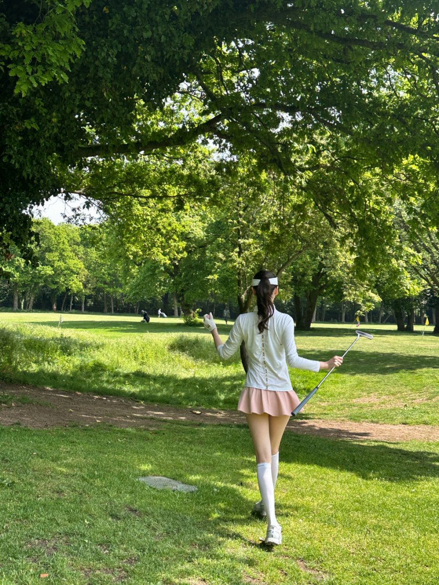 isabelle16554's tweet image. Under the grey skies of London, the green becomes a sanctuary of calm and competition.⛳️🏌🏻‍♀️