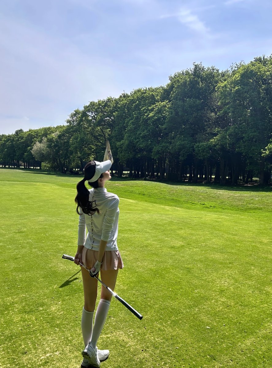 isabelle16554's tweet image. Under the grey skies of London, the green becomes a sanctuary of calm and competition.⛳️🏌🏻‍♀️