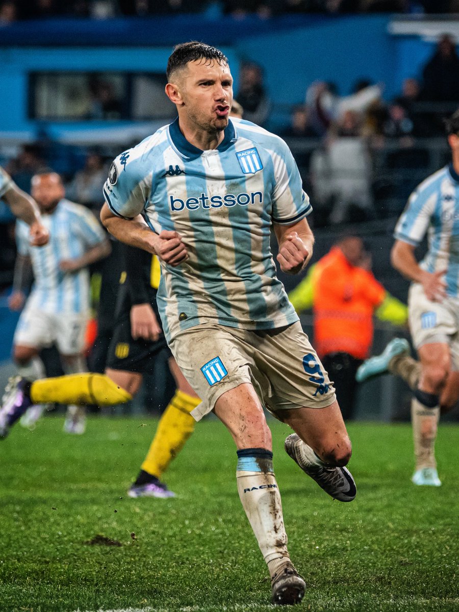 qué locura, que animal por favor, que vivo para jugar al fútbol es Maravilla Martinez por Dios