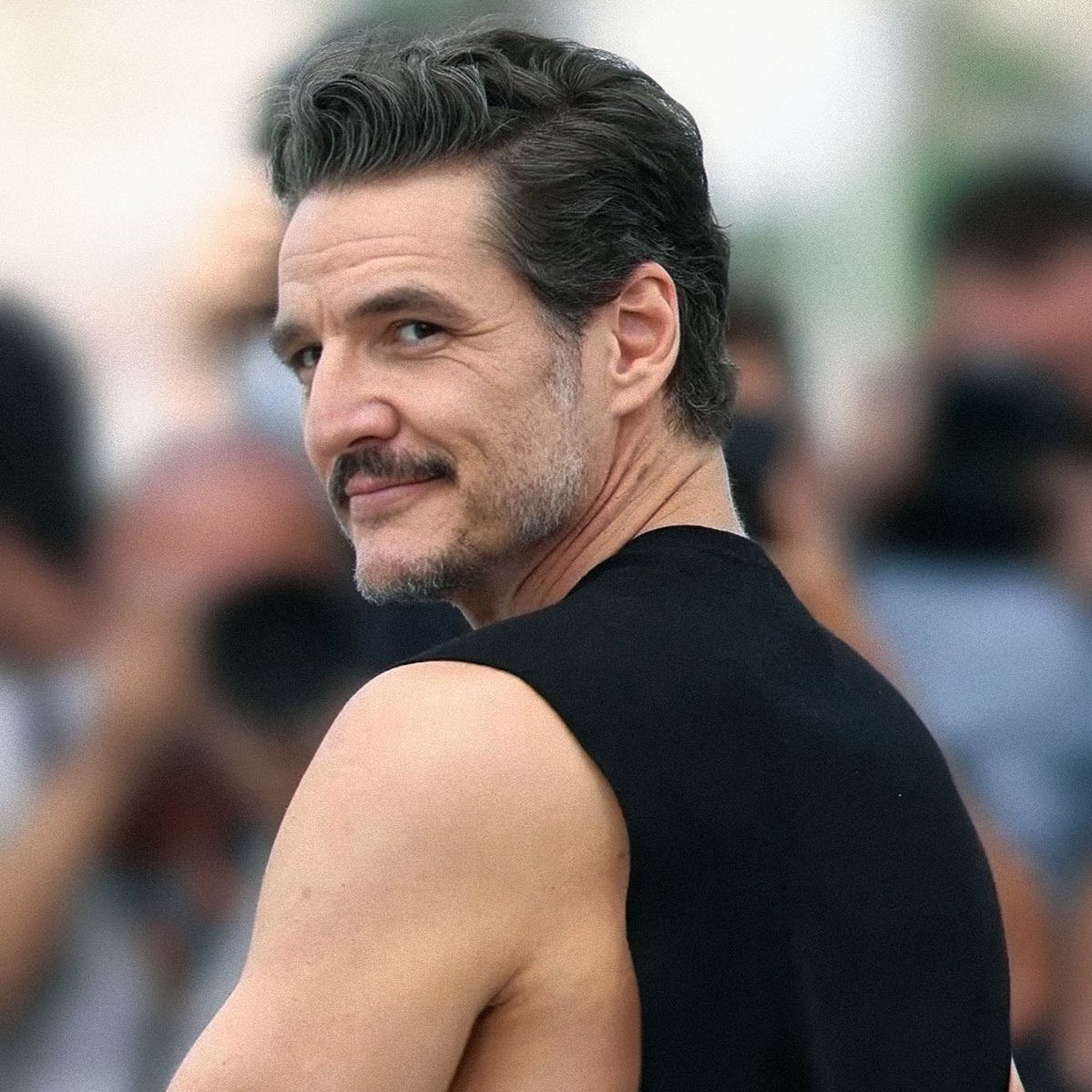 it’s so hot when p knows he looks good