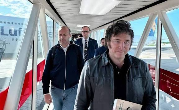 Milei manda un proyecto para meter preso a funcionarios que gasten “de más” 🤡
El mismo que ya quemó casi mil millones de pesos + US$ 1, 6 M en giras, hoteles de 5⭐ y vuelos privados.
No subió su sueldo, pero gasta como rey.
La austeridad es solo para vos. El “anticasta” es el