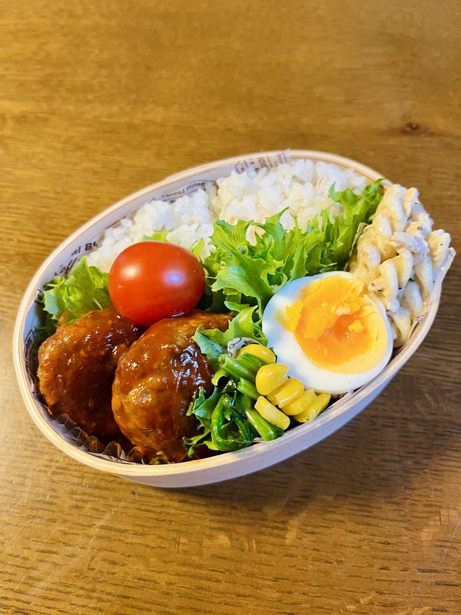 今日のお弁当🍱

煮込みハンバーグやで〜🤗
みゃみゃ🫶🏻残りのおかずと
お弁当のハンバーグ食べていい〜❓
ってアホな事聞いてくる子がおった🤣

#高校生弁当  #お弁当記録