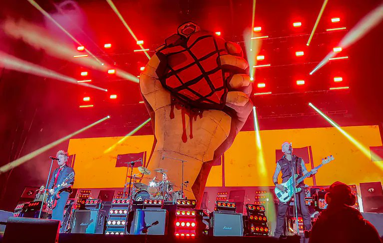 Oficialmente la gira de Green Day por Sudamérica llegó a su fin 

Ahora se vienen los últimos 4 shows en festivales y luego lo que será un descanso merecidisimo para la banda

Solo queda decir gracias <a href="/GreenDay/">Green Day</a>