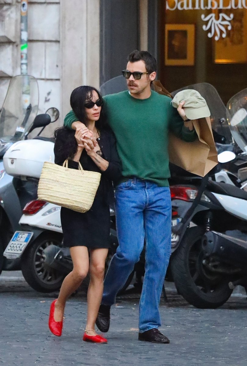 OkGuilleBarrios's tweet photo. #HarrryStyles y #ZoeKravitz en Roma https://t.co/2NjF9d8igN