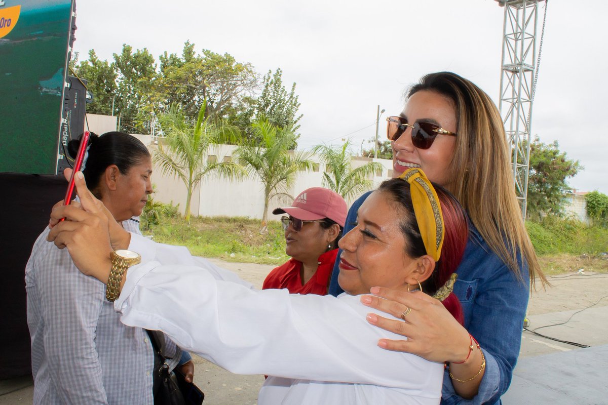La Jefa Política <a href="/KerlyZagal/">Kerly Zagal Mendieta</a> participó en el evento de inicio de la ampliación y mejoramiento de la vía La Primavera que fue liderado por el presidente <a href="/DanielNoboaOk/">Daniel Noboa Azin</a> .
🚜 Una obra que impulsa desarrollo y conectividad para #ElOro.

#ElNuevoEcuador

<a href="/jimmyblacio_ec/">Jimmy Blacio</a> 
<a href="/GoberElOro/">Gobernación de El Oro</a>