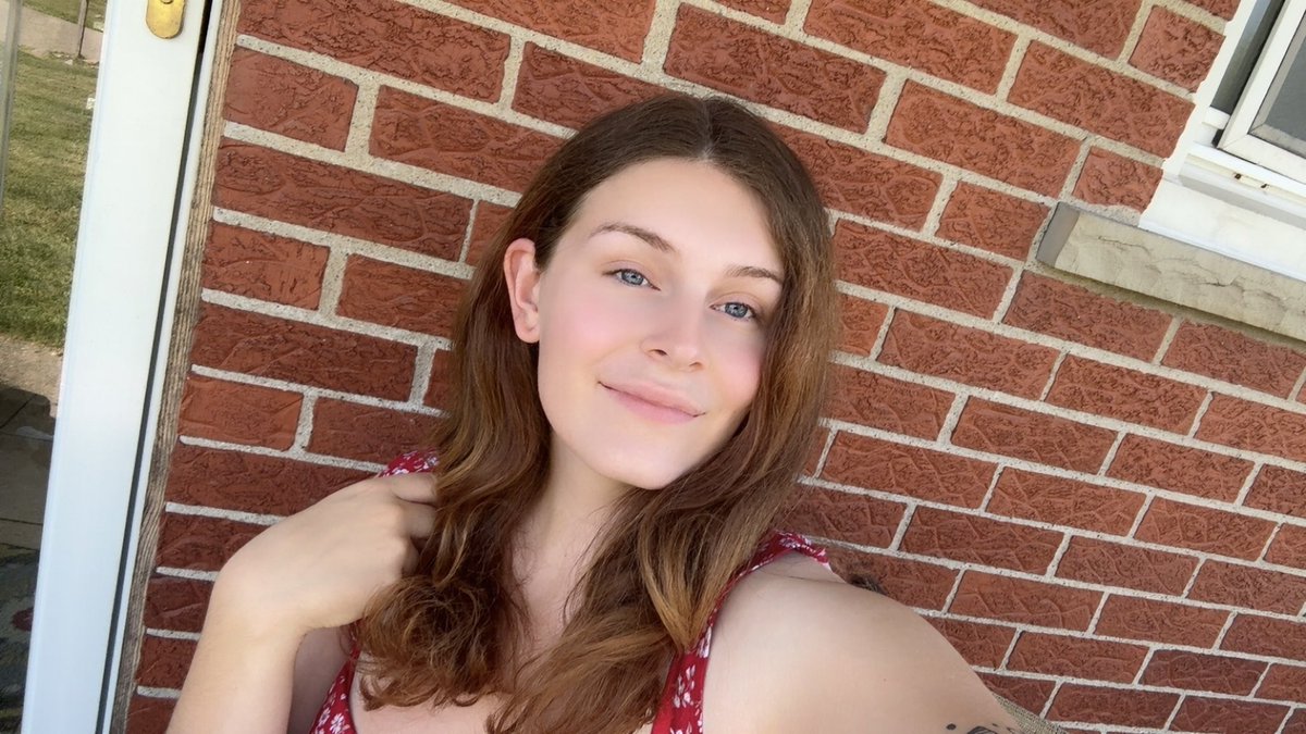 Daily reminder I’m smoking hot and single 😘😘😘