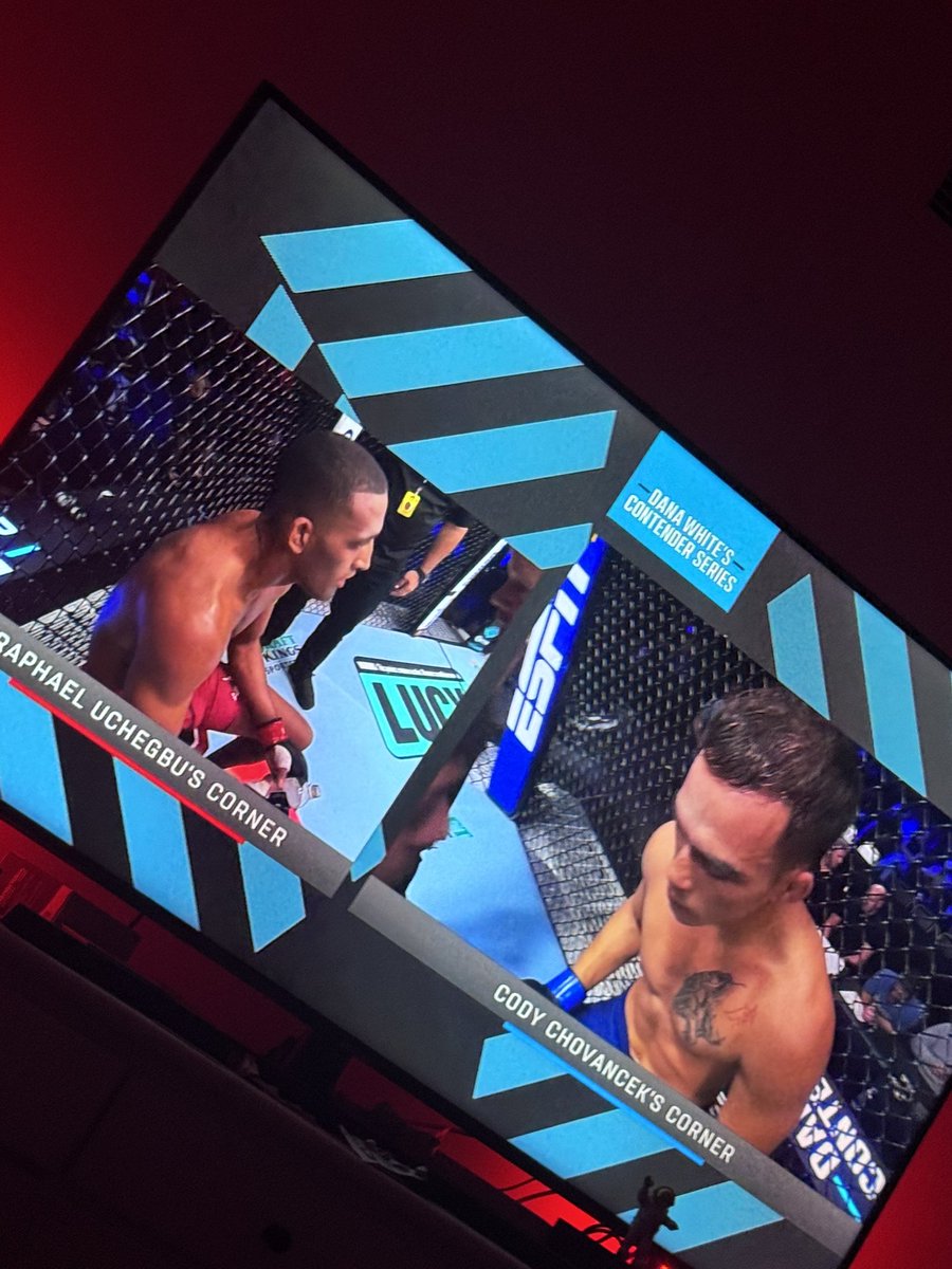 PaezRodal's tweet photo. Mañana se trabaja, pero hoy el guanche warrior a la UFC  #DWCSHBOMAX https://t.co/LpBabDMs3o