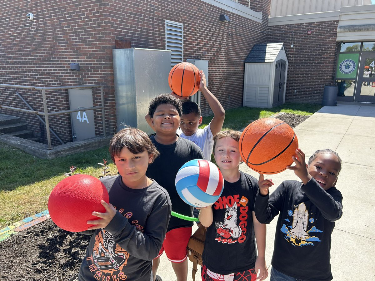 MaryCastleElem's tweet image. It’s always a GREAT recess when Mr. Muncie jumps in the game! Thanks for showing us how to use our new basketball equipment! 🙌 #mecGROW #RecessFun #MECisThePlaceToBe