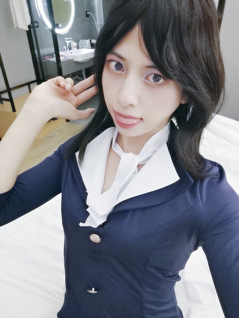 CDdongdongzi's tweet image. 男娘空姐为您服务。客人不行，不能吃人家的仙女棒，这是违反规定的！