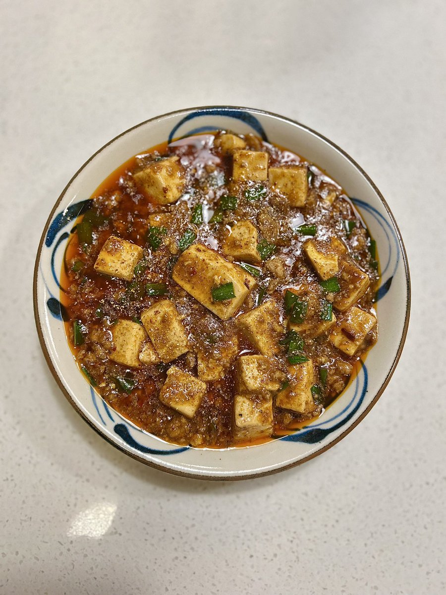 Mabo_Magic_14's tweet photo. 今回作った麻婆豆腐は
ガチの四川風、とにかく痺れる
辛さが半端なくて身体中が汗だく!
使った材料も豆豉、四川豆板醤、
後は花椒など、全て「辣」を
引き出す調味料!
めっちゃ辛いで!
#四川麻婆豆腐
#麻婆豆腐
#中華料理
#町中華
#街中華
#sichuanfood
#chinesecooking
#MaboTofu
#MapoTofu https://t.co/yOtLjlfnmu