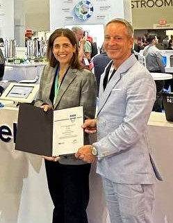Qcells_NA's tweet image. 2025 has been a year of recognitions! ➡️  Qcells received the EUPD Research Top Brand PV USA 2025 Award earlier this year, and last week, we proudly showcased this achievement at #REPlus25. 

We extend our gratitude to #EUPD Research for visiting the Qcells booth to present this…