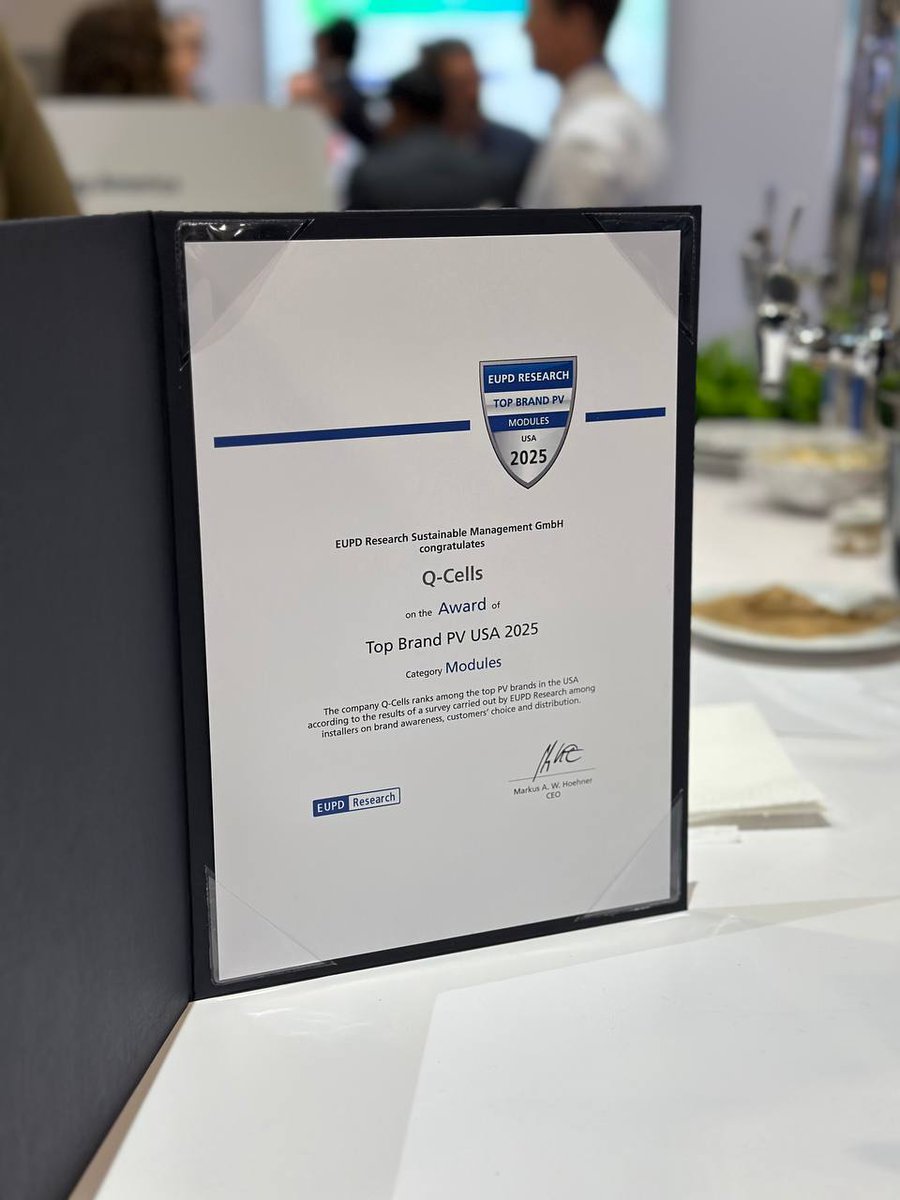 Qcells_NA's tweet image. 2025 has been a year of recognitions! ➡️  Qcells received the EUPD Research Top Brand PV USA 2025 Award earlier this year, and last week, we proudly showcased this achievement at #REPlus25. 

We extend our gratitude to #EUPD Research for visiting the Qcells booth to present this…