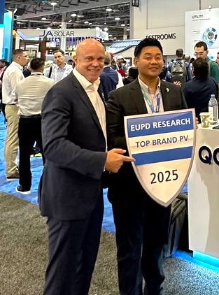 Qcells_NA's tweet image. 2025 has been a year of recognitions! ➡️  Qcells received the EUPD Research Top Brand PV USA 2025 Award earlier this year, and last week, we proudly showcased this achievement at #REPlus25. 

We extend our gratitude to #EUPD Research for visiting the Qcells booth to present this…