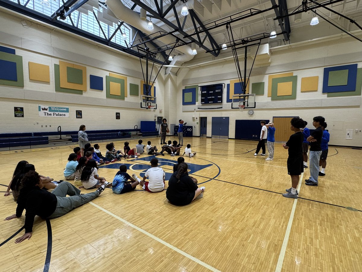 “Big Blue Basketball Buddies” was able to visit Bridgeport yesterday and Riverview today! Our guys are enjoying getting out and leading our youth. <a href="/Hamilton_BPE/">BridgeportElementary</a> <a href="/Hamilton_RV/">Riverview Elementary</a> <a href="/RVPrincipal/">Anne Marie Barth</a> <a href="/S_Oakes20/">Stephanie Oakes</a> <a href="/Hamilton_CSD/">Hamilton City School District</a> <a href="/HHSBigBlueAD/">Big Blue Athletics</a> <a href="/HtownSmalls/">Ty Smallwood</a> #Hamilton
