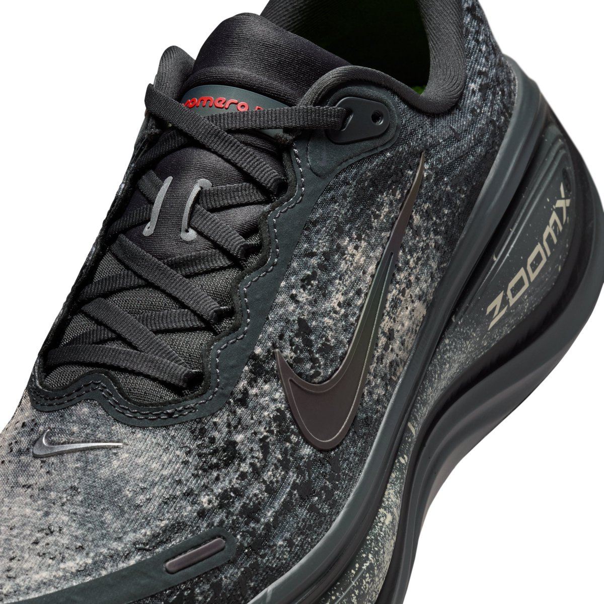 2025年 10/1 発売】 NIKE VOMERO PLUS “Anthracite/Oatmeal” (ナイキ