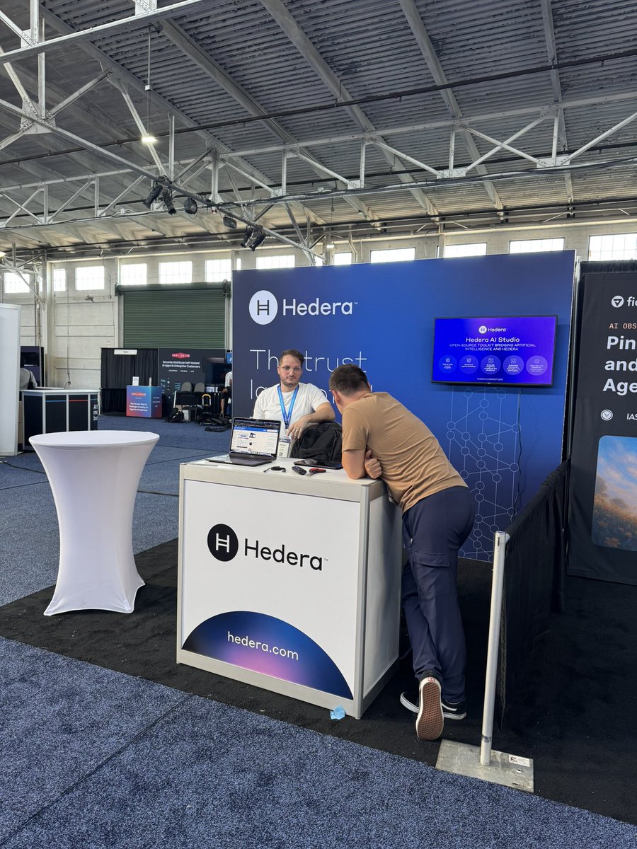 alili912's tweet image. The team is getting ready for @AIconference 💪🏻 come visit the @hedera booth at #222 on Wednesday &amp;amp; Thursday 🏃🏻‍♀️