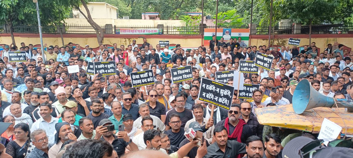 ashutoshUPPSS's tweet image. #बाँदा 
आरटीई के लागू होने से पूर्व में नियुक्त शिक्षकों पर tet की अनिवार्यता थोपी जाने के विरोध में प्रदर्शन @DrDCSHARMAUPPSS
@narendramodi 
@PMOIndia 
@CMOfficeUP 
@dpradhanbjp 
@rajnathsingh 
@jagdambikapalmp 
@prakashbjp_