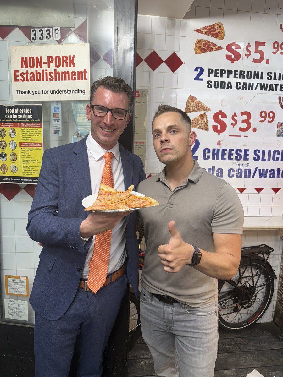 TimKotzman's tweet image. $1.50 slices with @AdamBLiv 🍕 in NYC