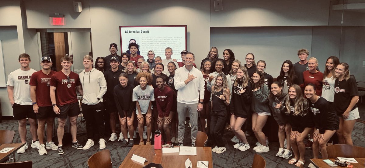 Caught up with our Student-Athlete Advisory Council tonight. 🤙🏼 Proud of this impressive group of young leaders and their commitment to help make us better! #GoGamecocks 🐔