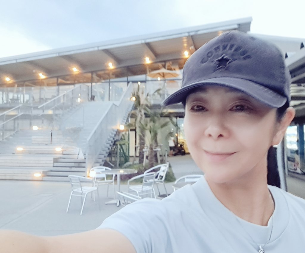 おはようございます✨
先日ね　気分転換✨と
仕事終わりの夕方車を走らせ海へ🌊出来たばかりの道の駅"湘南茅ヶ崎"に
ワクワクと寄ったら…
18時で閉店😱☀
正月以外休みがないアウトレットの休館日に行ってしまうとか😭
今日は外食で贅沢に🍴と出かけると臨時休業…
多いのよね～
逆に…もってる⁉😅💦