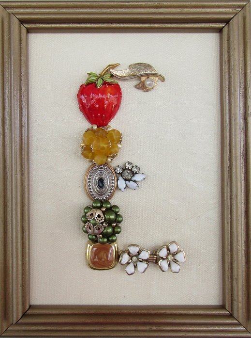 Carolyn40679267's tweet photo. Framed Jewelry Art Letter E #1 #FramedJeweryArt #VintageJewelry #LetterArt #LetterE #DaughterSisGift #Repurpose #Collectible #OOAK #UniqueGift https://t.co/y8rcsxocpi via @jimmiesart https://t.co/79uDQF07Ax