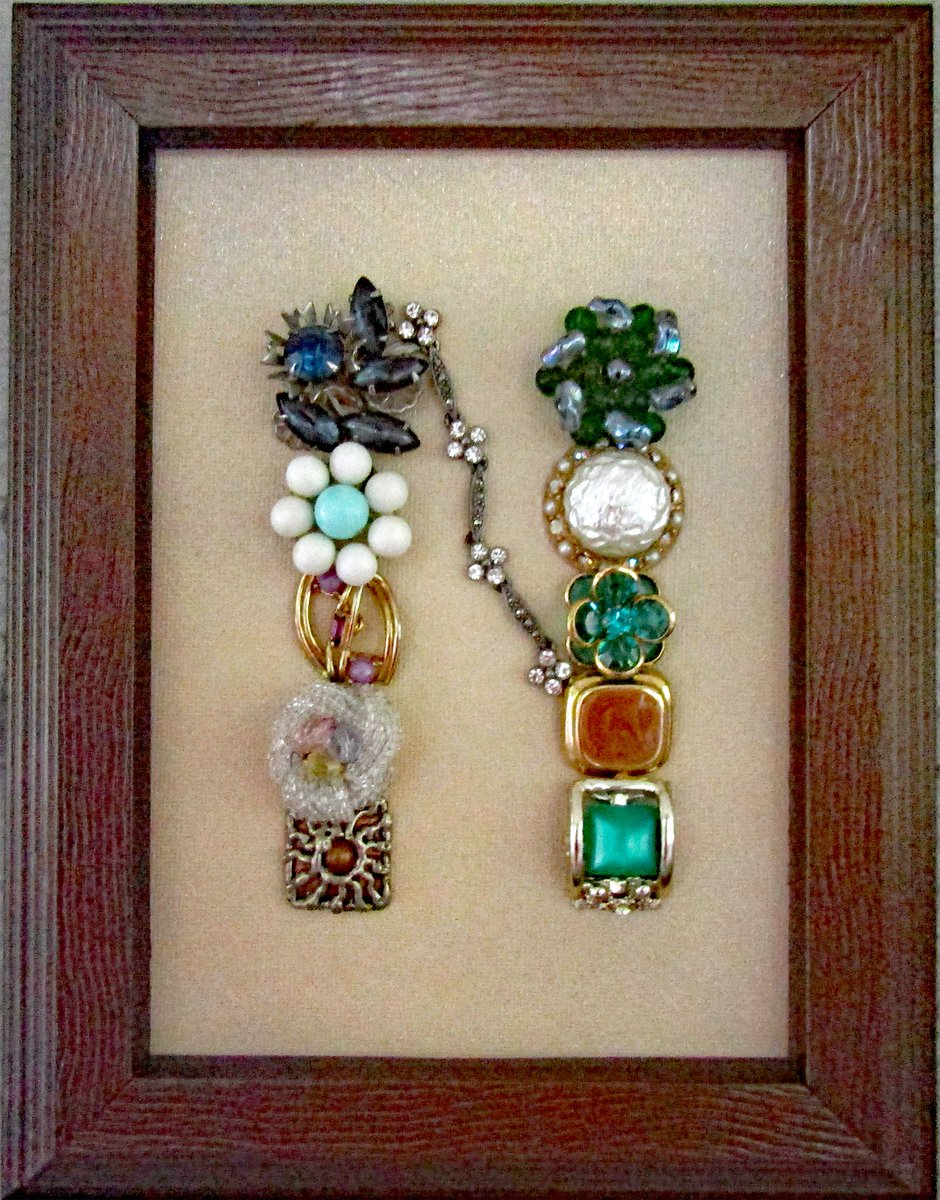 Carolyn40679267's tweet photo. Framed Jewelry Art Letter 'N' #JewelryLetterArt #UniqueGift #FramedJewelryArt #LetterN #DaughterSisGift #Collectible #OOAK #VintageJewelry #Repurpose https://t.co/I0BRMpYpdI via @jimmiesart https://t.co/KLsrvLGdev