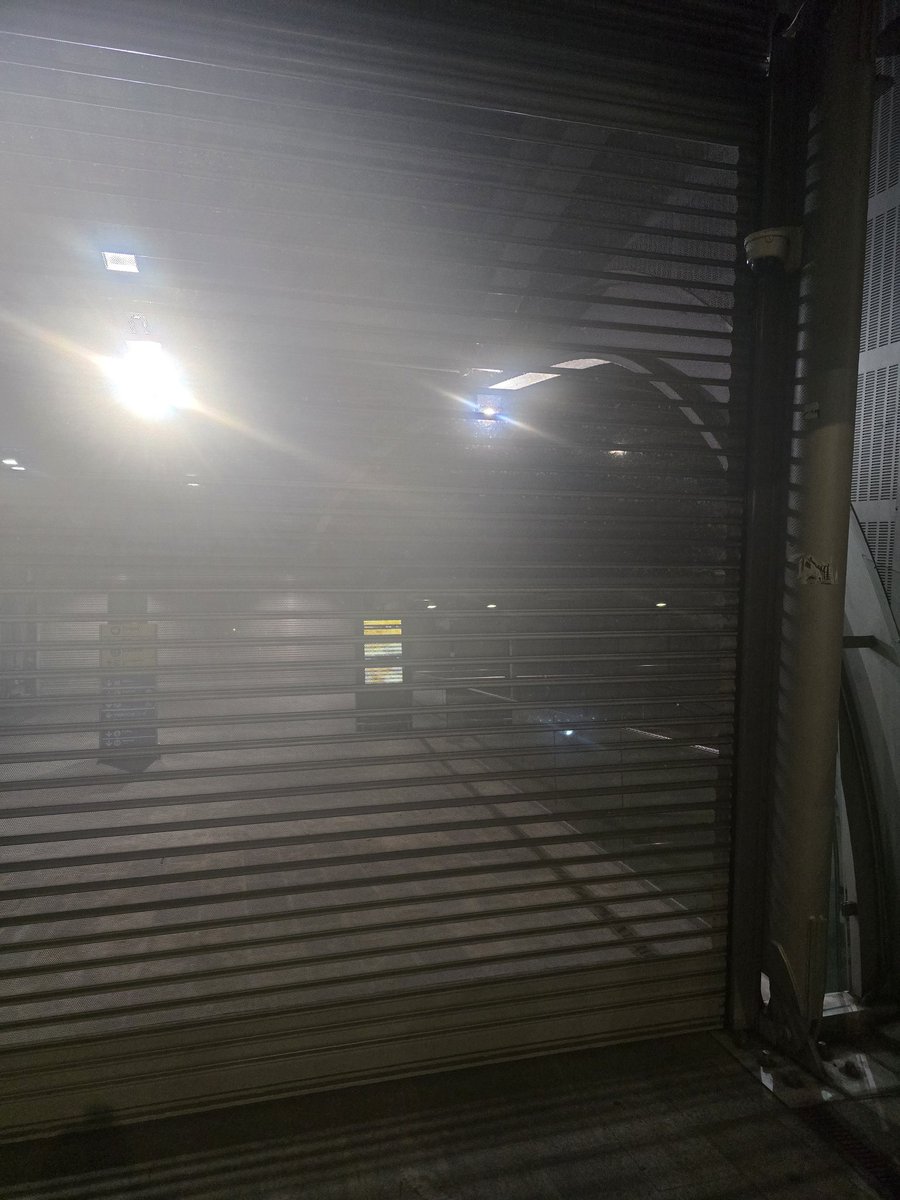 Wer zum Fick hat sich 1. ausgedacht, dass zwischen 0 und 5 Uhr keine Züge in Italien fahren und 2. der fucking Bahnhof abgeschlossen wird und ich hier draußen auf dem verfickten Steinboden sitzen muss ☠️