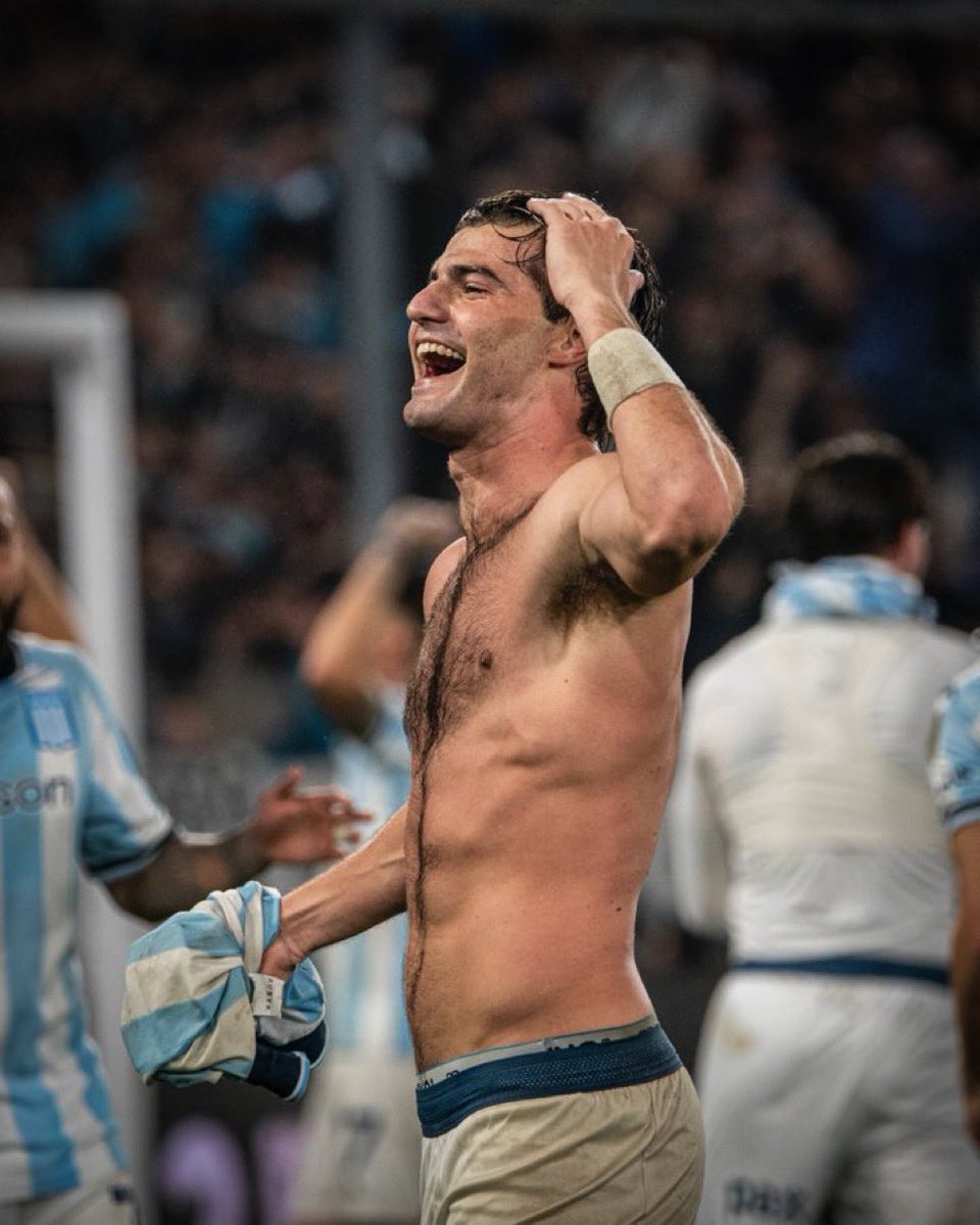 Al futbol se juega como lo hace este hombre.

Pedazo de jugador.