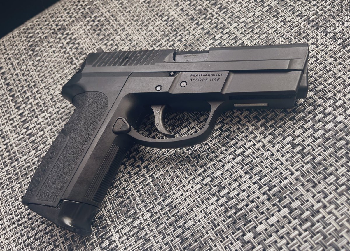 8vIE6JNMNcUA6ve's tweet photo. KSC SIG Pro SP2009 HW
エクセレントピストンの時代だから22年?近くたってる一品
スチールマガジンがね、錆るから手入れが大変。
グリップモッサリ
作動もモッサリ
マウントレールとツライチ一体のレーザーはカッコよかったけど昔は高くて買えなかった。
#KSC #SIG #SIGPRO https://t.co/E6zRs3Iy9Z
