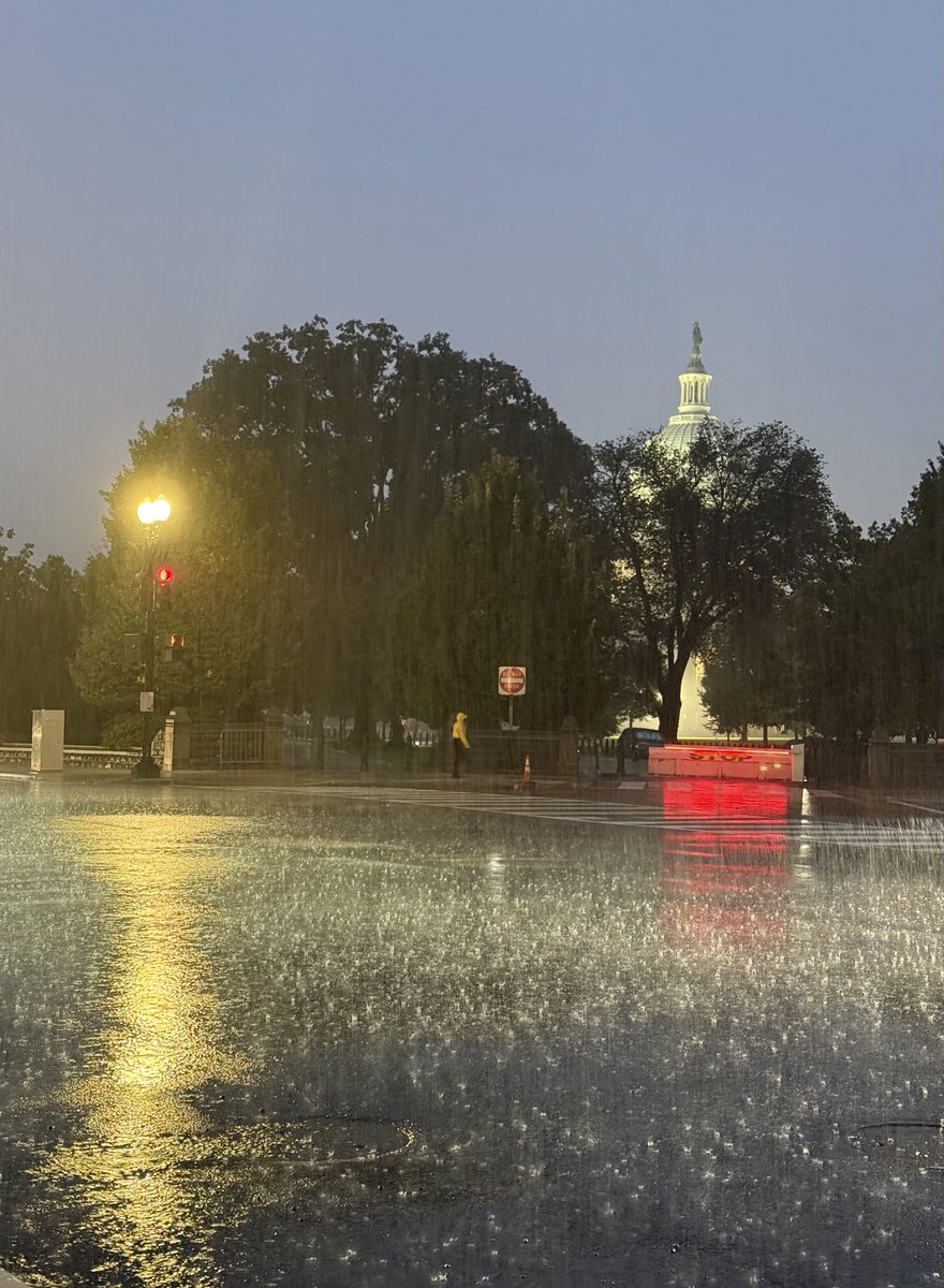 Rainy walk home from a reception at the U.S. Capitol this evening … // ⁦<a href="/capitalweather/">Capital Weather Gang</a>⁩ ⁦<a href="/uscapitol/">Architect of the Capitol (AOC)</a>⁩ ⁦<a href="/theHillisHome/">The Hill is Home</a>⁩ ⁦<a href="/HillRagDC/">HillRag DC</a>⁩ ⁦<a href="/CapitolHillBID/">Capitol Hill BID</a>⁩ ⁦<a href="/capitalcommnews/">CapitalCommunityNews</a>⁩ //