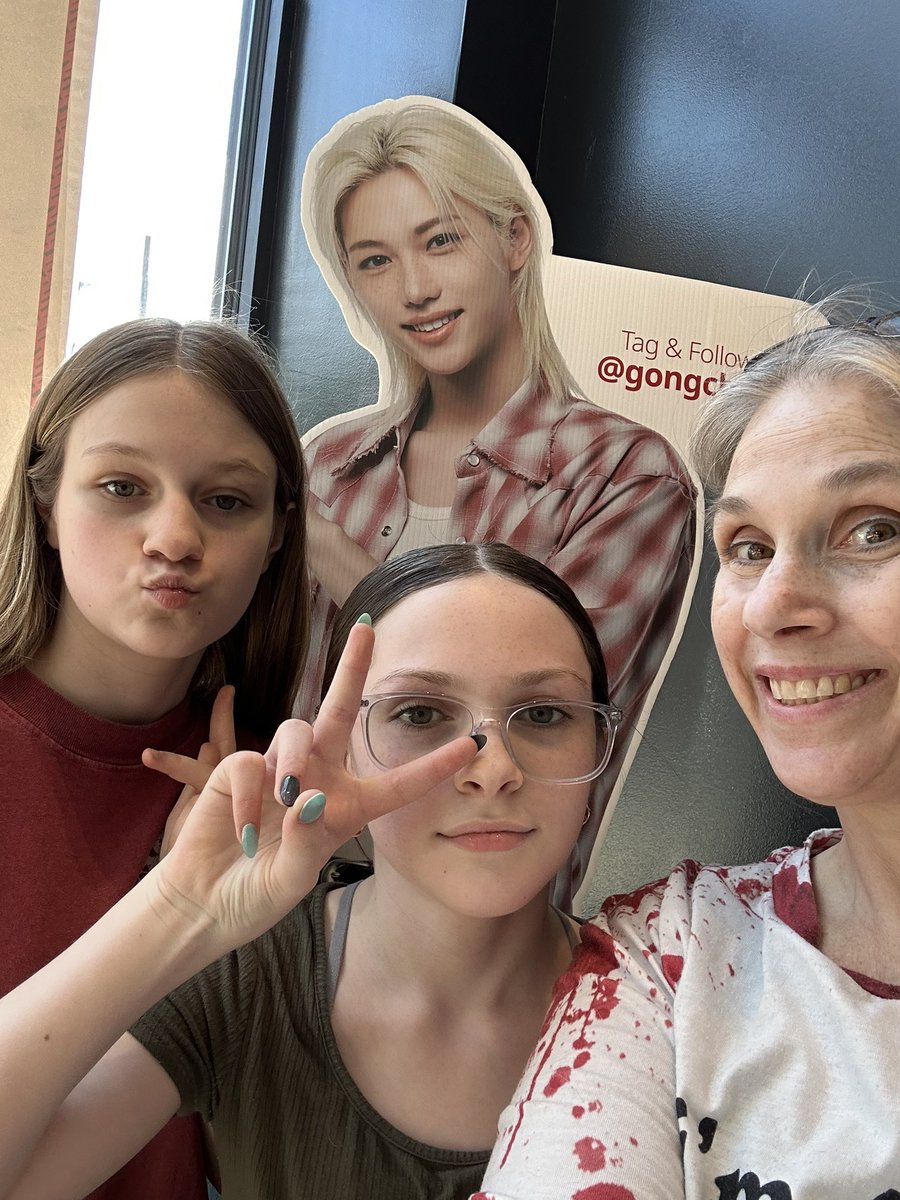 CozyCouchin's tweet photo. One more Felix birthday wish!🫰Hope you had so much Joy on your Birthday! We Love You!! #FELIXxGongCha #Felixday #StrayKids #Stay @GongChaTea I promise we will give Felix a nice home! Can we have him?! 💙🖤 https://t.co/hRdlusdqZh