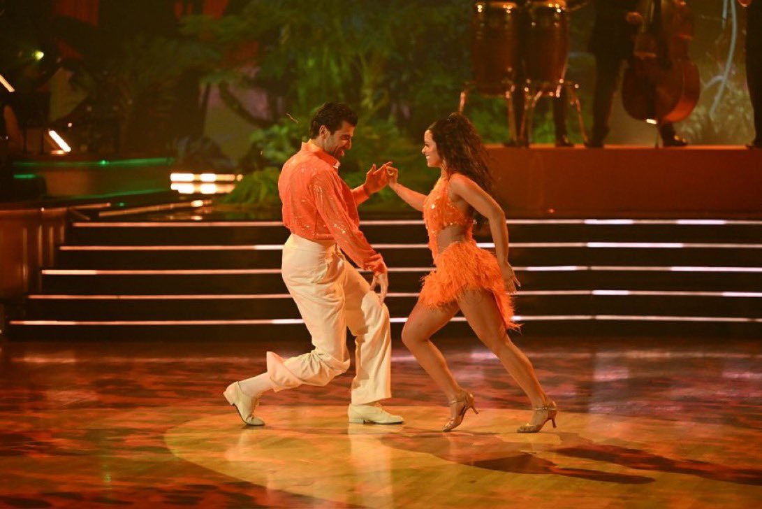 Jan wore sparkly orange and got a first score of 12. Oh TS12voodoo 🙂‍↔️