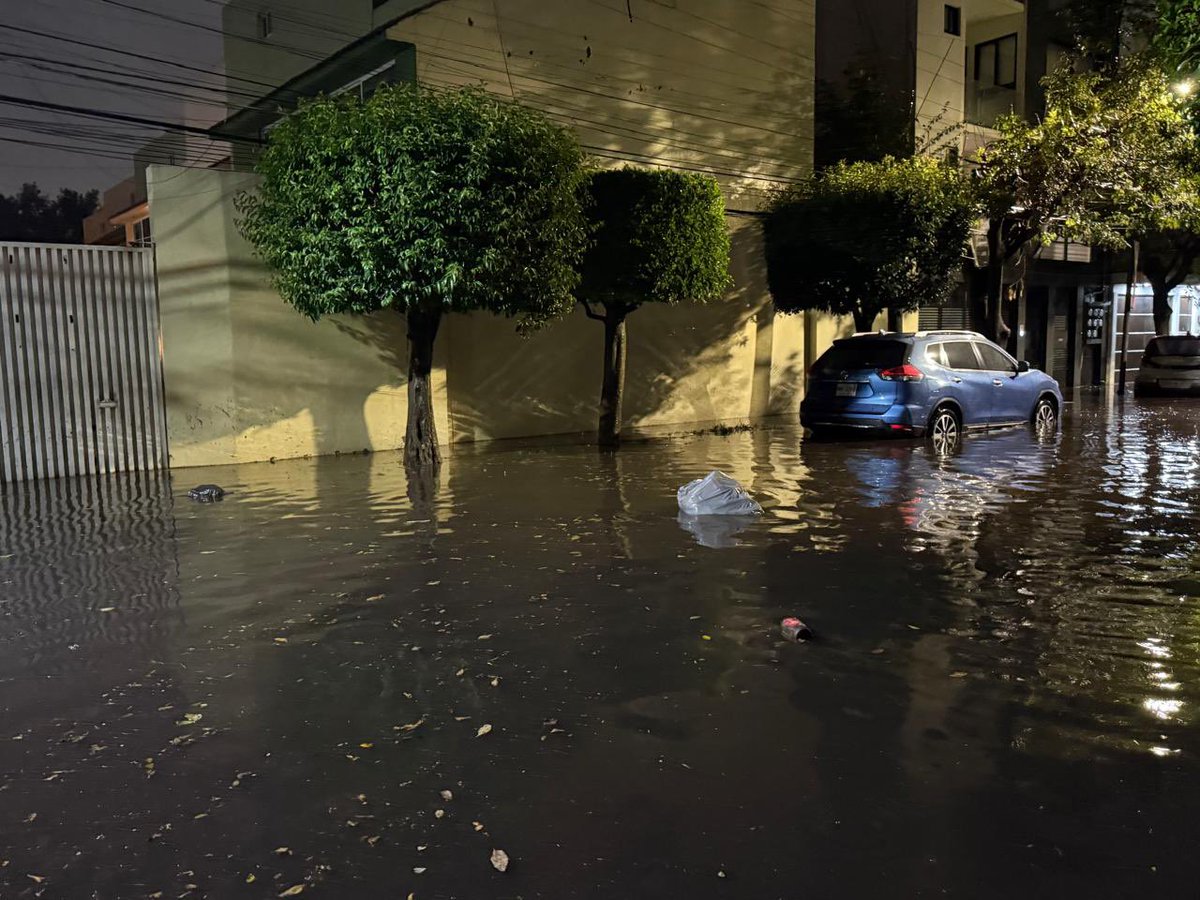 CiudActivos's tweet photo. Ayuda @SSC_CDMX @Bomberos_CDMX @OVIALCDMX @C5_CDMX nos comparten que Liorna entre CalzBrujas y Rancho Piomo col NvaOtalCoapa @TlalpanAl está inundado en aguas negras. El agua ya se está metiendo a los domicilios, drenaje no sirve, urge enviar vactor. Eviten zona @NoticiasImagen https://t.co/Yv8f4cL497
