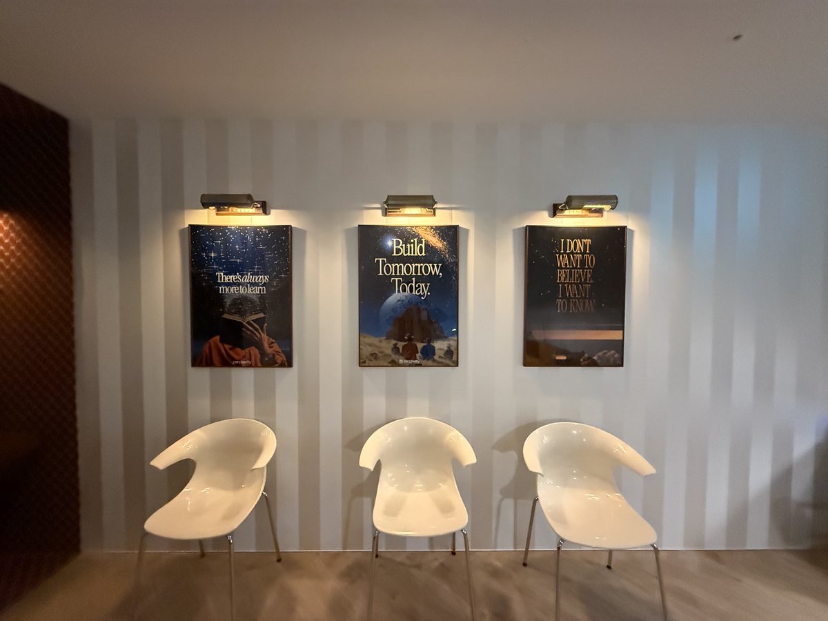 韓国ソウルに、Perplexityの世界初オフライン店舗「Cafe Curious」がオープンしました💡

人気ドラマ『イカゲーム』主演俳優のイ・ジョンジェ氏が共同創業したArtist COMPANY本社ビルに開設。

レトロと未来を融合させた店内では、Perplexity Pro会員の方ドリンクが半額🥤ぜひ訪れてください🚀