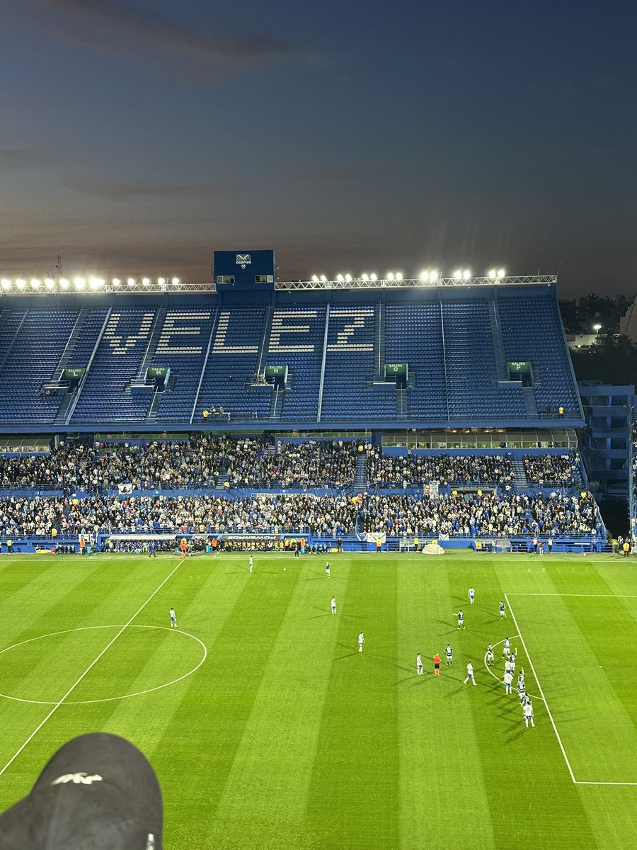 Jugás 4tos de final después de no se cuantos años y tenés una bandeja toda vacía ?

Que club de re mierda sos Vélez !

Ahora entiendo un poco más lo cojido en vida que es Pablo Carroza.