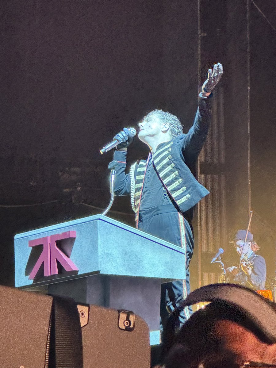 girldvision's tweet photo. what do you MEAN i was this close to gerard … still doesn’t feel real https://t.co/JA1m57JZmi