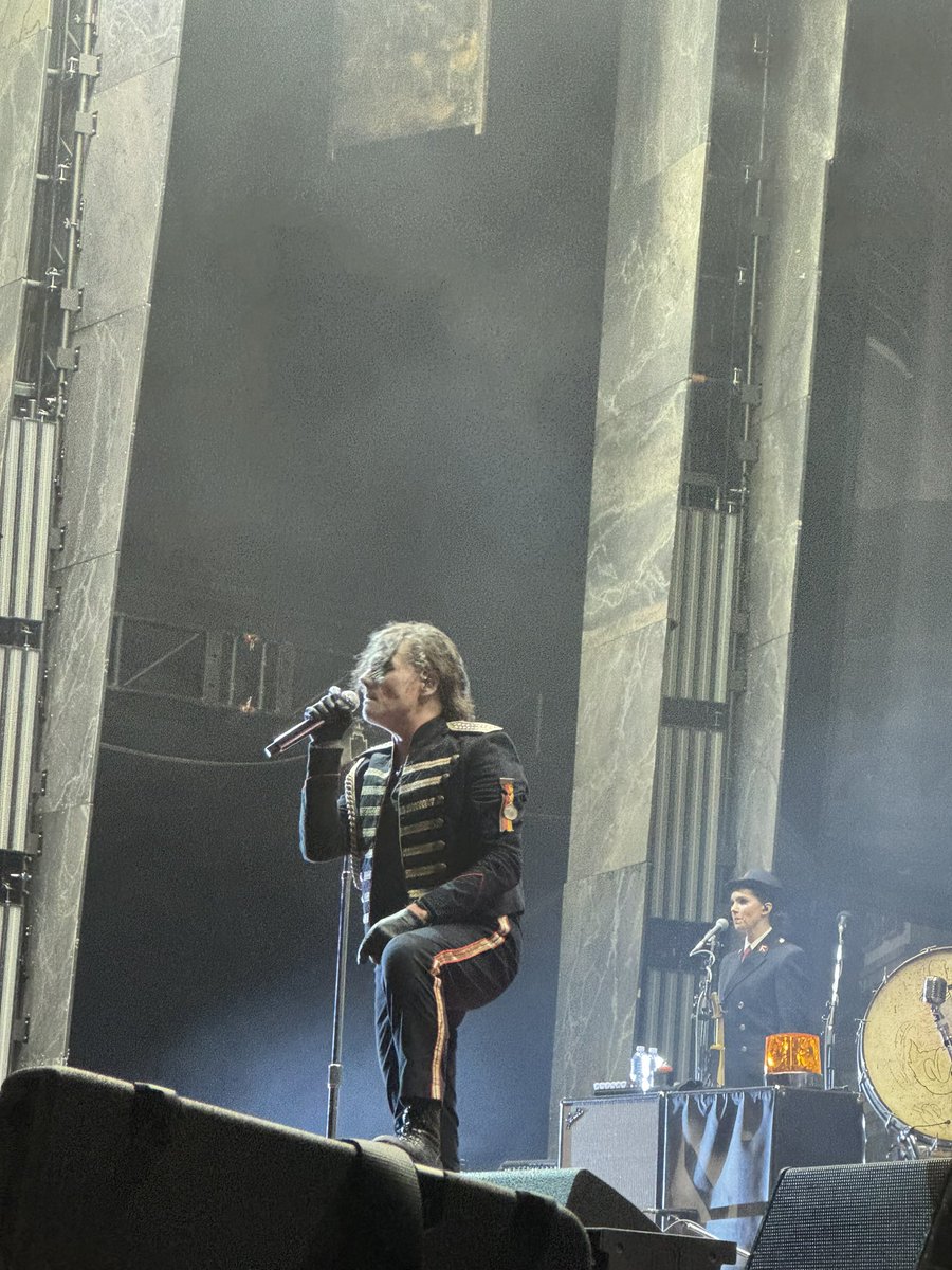 girldvision's tweet photo. what do you MEAN i was this close to gerard … still doesn’t feel real https://t.co/JA1m57JZmi