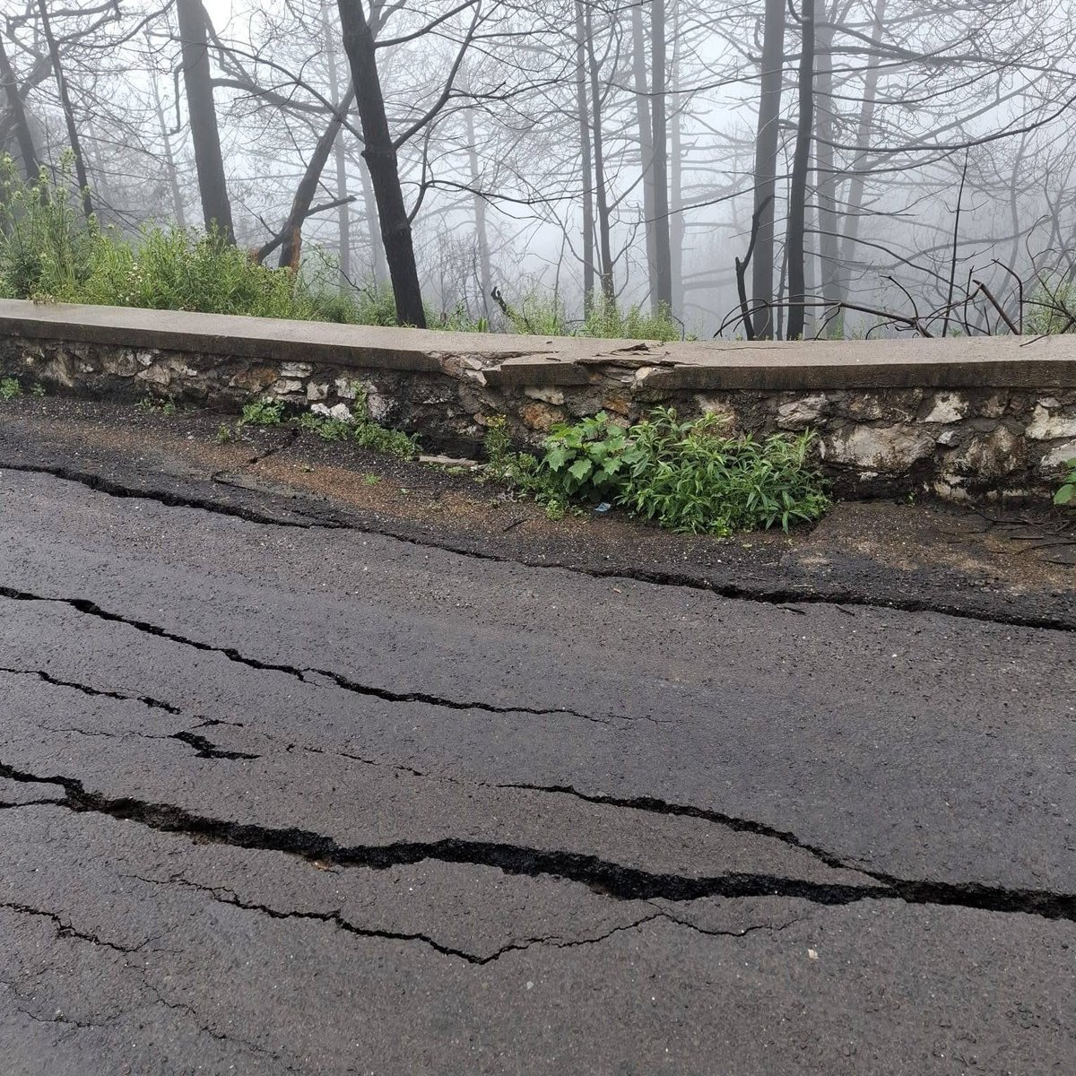 #DenunciaCiudadana 📪 | Continúan las lluvias y los daños en la carretera a #ElDoctor, #CadereytadeMontes, #Querétaro, van en aumento. A su vez, un mecate sigue sosteniendo un poste de luz, sin que la <a href="/CFE_Contigo/">CFE_Contigo</a> haga caso para acudir y dar solución.