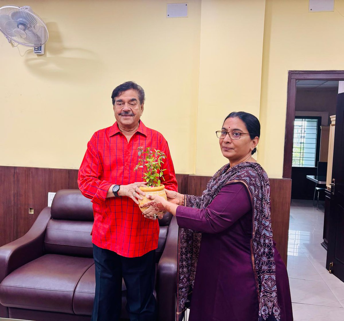 ShatruganSinha's tweet photo. Honoured to have received the intellectual,woman of substance, well read, avid reader, popular, influential  Mrs#VinitaSrivastava who recently came to see me after taking charge as the new DRM, Asansol. A pleasing meeting indeed! Joi Bangla! Jai Hind!

@DRM_ASN
@YashwantSinha
@Prithvrj
@MamataOfficial
@AITCofficial
@GhatakMoloy
@ShashiTharoor
@ArvindKejriwal
@SanjayAzadSin
#RazaMurad