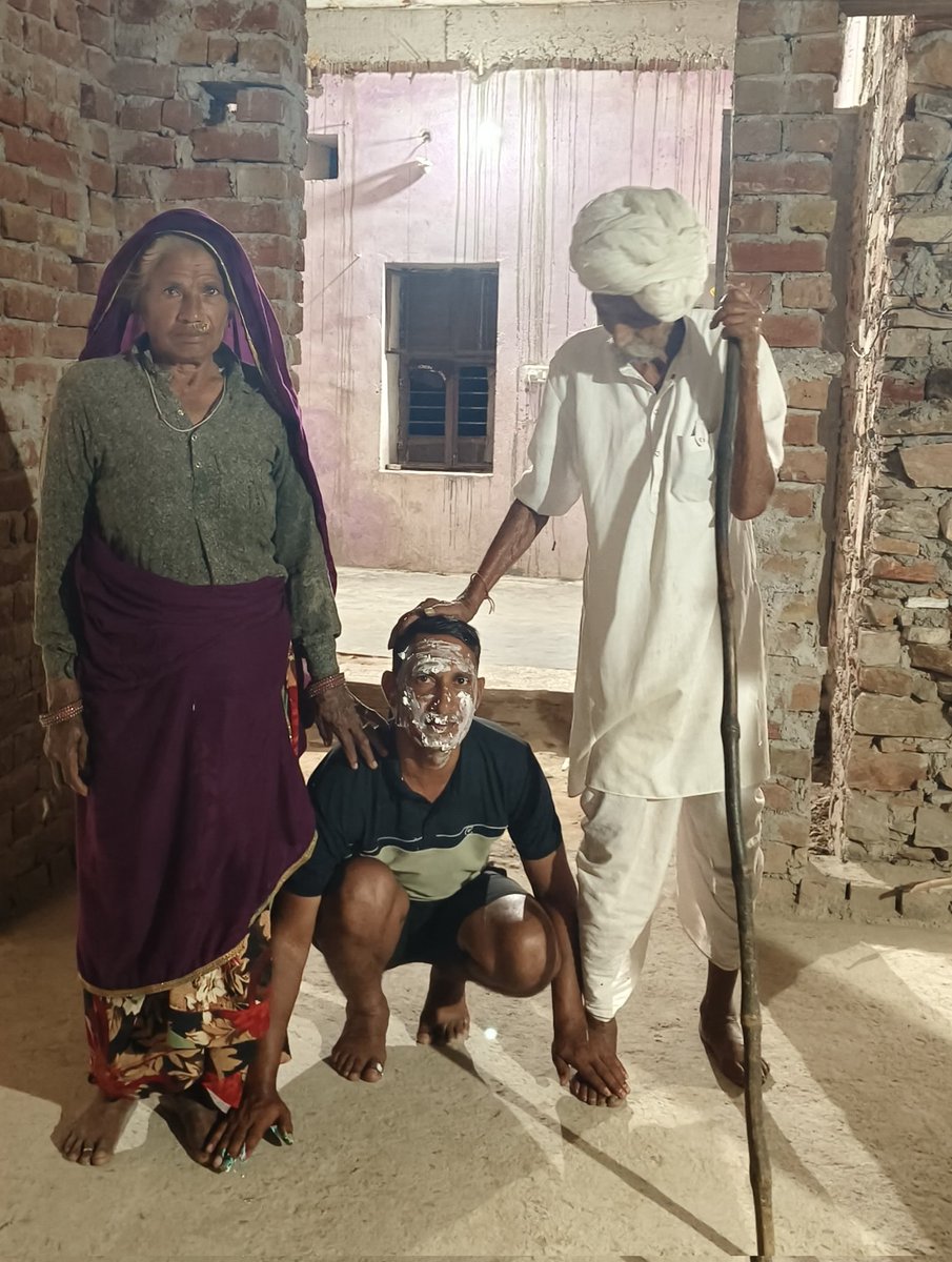 यह छत्र छाया बनाए रखना देवनारायण भगवान 
फिर सब कुछ हासिल है धन दौलत सम्मान और पहचान
  🚩 जय श्री देवनारायण भगवान की 🚩