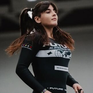 38kgの筋トレ日本女子を見た後に、アメリカの18歳柔術女子を見るとアメリカが最強な理由がよくわかるね。こっちのフロントチョーク逃げられなさそう。