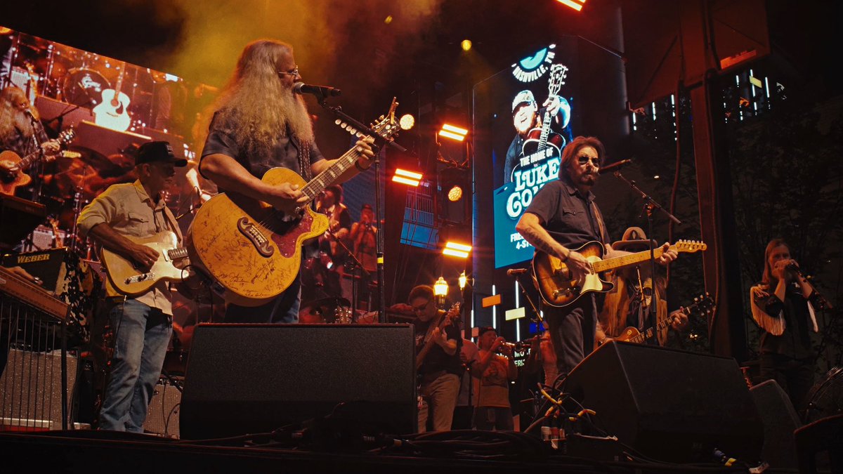jamey_johnson's tweet photo. Jamey Johnson brings out @RonnieDunn to perform their new song “Never Gonna Be” LISTEN HERE: https://t.co/AIT5RZmi1F https://t.co/KV48mVqtmk