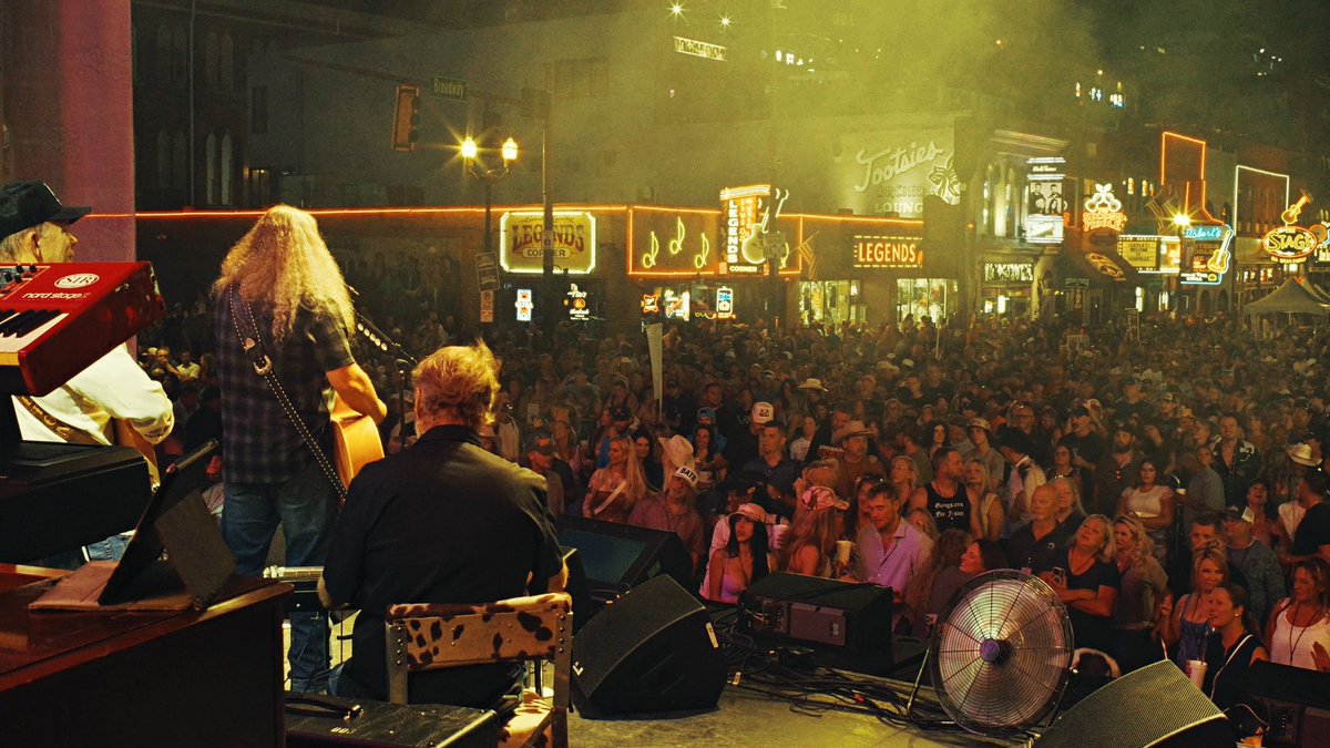 jamey_johnson's tweet photo. Jamey Johnson brings out @RonnieDunn to perform their new song “Never Gonna Be” LISTEN HERE: https://t.co/AIT5RZmi1F https://t.co/KV48mVqtmk