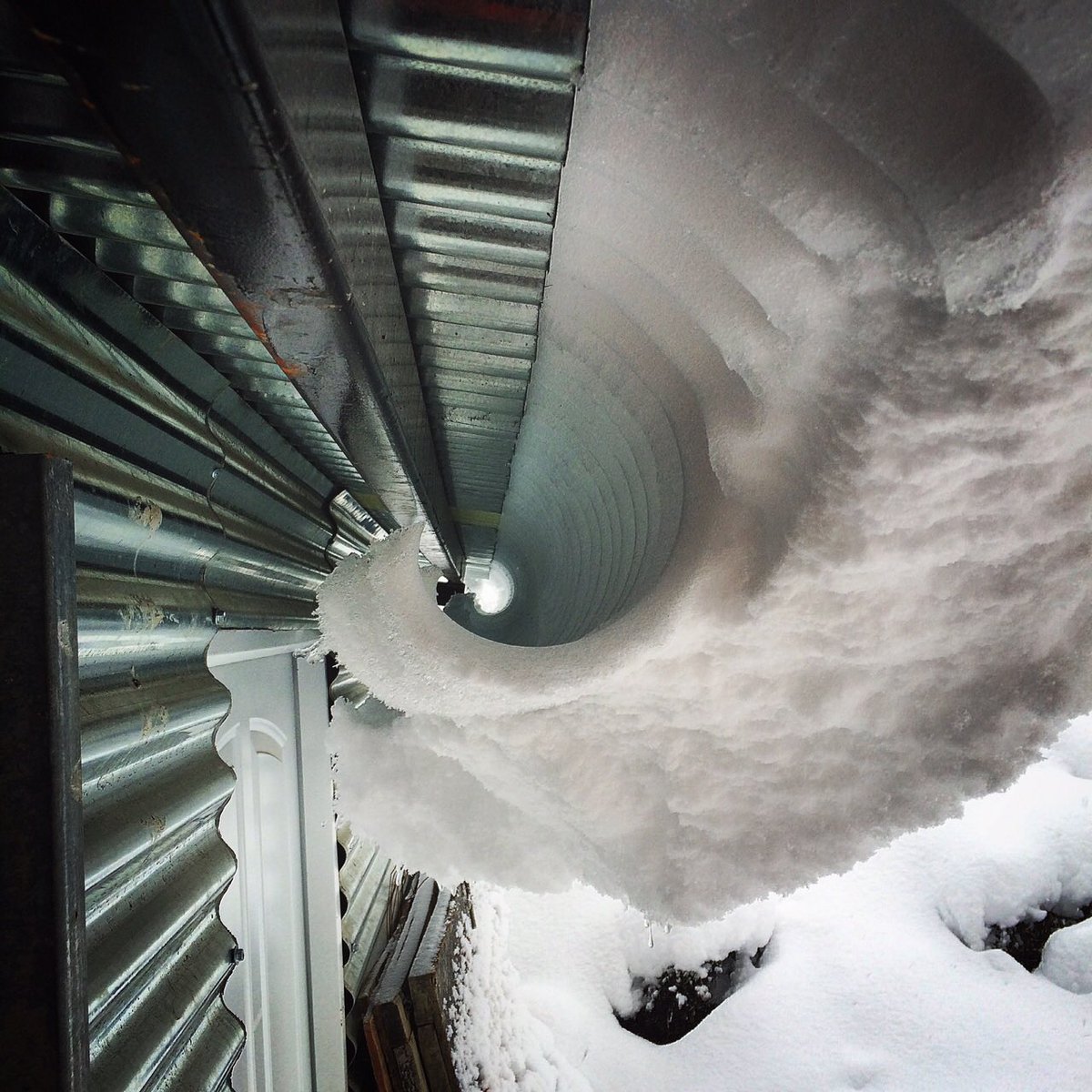 eduardopocai's tweet photo. Olas de hielo y nieve caen de algunos techos, son formas muy llamativas. https://t.co/iYJuXxpTYu