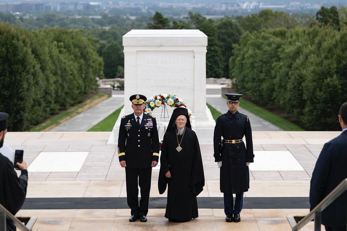 Ecumenical Patriarch Bartholomew laid a wreath at the Tomb of the Unknown Soldier in Arlington, honoring America’s fallen.

Read about the moment here: orthodoxobserver.org/at-tomb-of-the…

📸 Archons/Orthodox Observer/J. Mindala