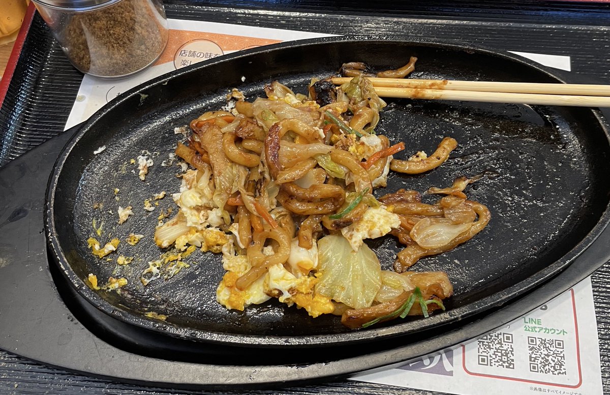 資さんうどん
おでん🍢とざるうどんと焼きうどん。
おでんはお出汁がしみしみで美味しかった。
焼きうどんはまた行ったら絶対食べるのが決定😋
そこそこ行きやすいところにオープンしてくれて良かった😊