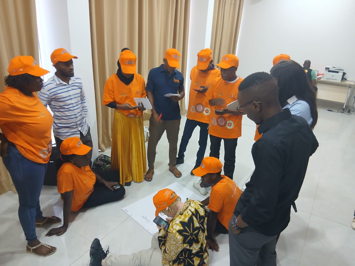 UNFPAMocambique's tweet photo. De Cabo Delgado à Zambézia e Nampula, jovens lideram diálogos intergeracionais sobre paz, ação climática e saúde sexual e reprodutiva.

Vozes juvenis estão a moldar compromissos nacionais da inclusão de deslocados ao fim das uniões prematuras e acesso ao planeamento familiar. https://t.co/mdglIu7Ppi