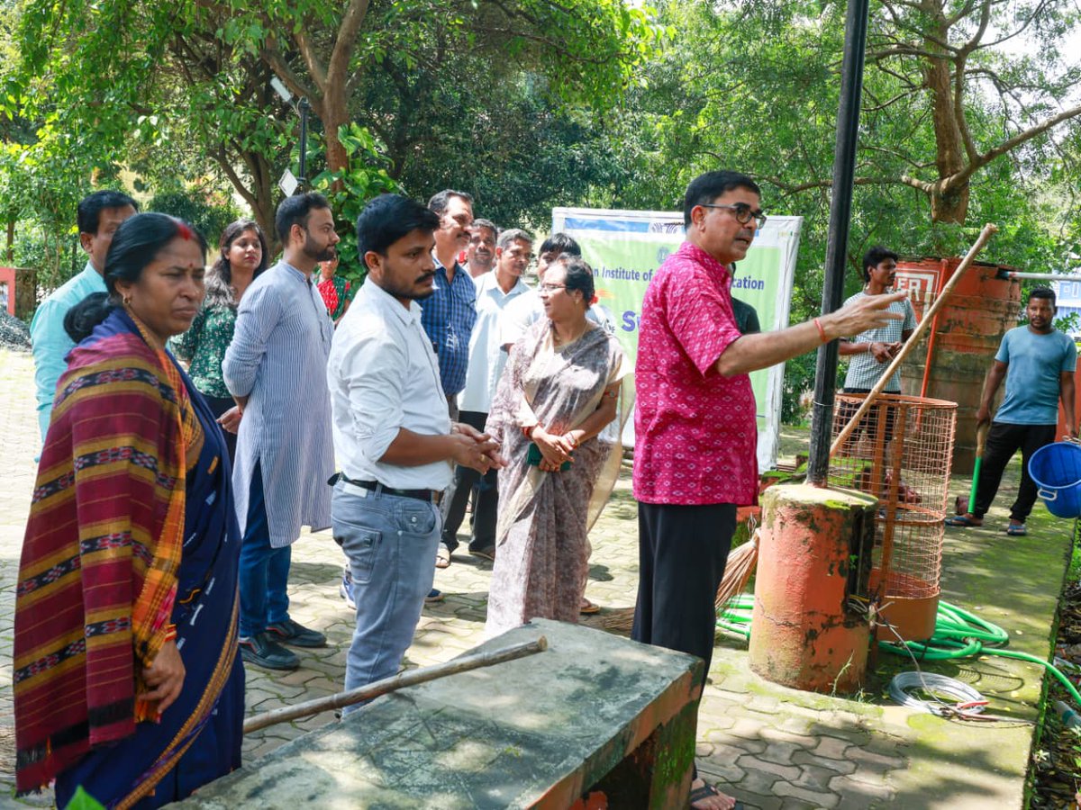 iimcdhenkanal's tweet photo. Our faculty and staff members took the lead under Swachhata Hi Sewa Campaign to keep our campus and surroundings clean. Together, we're spreading the message: "A clean campus means a cleaner future." 🌿✨ #SwachhataHiSeva #CleanCampus #FutureClean @IIMC_India @iimckottayam https://t.co/jT8Eav9kgk