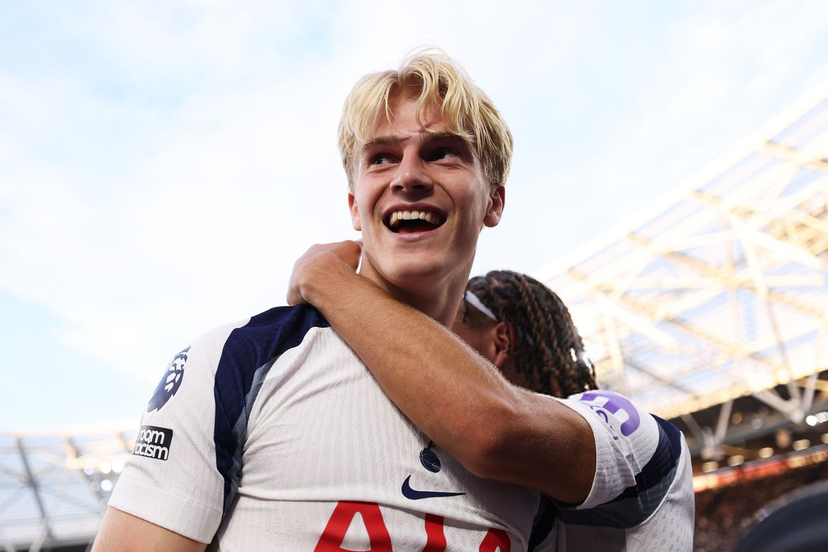 FandomID_'s tweet image. Swedia bukan cuma punya Alexander Isak dan Viktor Gyökeres. Ada satu wonderkid baru yang mulai mencuri panggung Eropa: Lucas Bergvall. Dalam dua laga terakhir bersama Spurs, ia selalu jadi Man of the Match, baik di Premier League maupun Liga Champions.

Sebuah utas